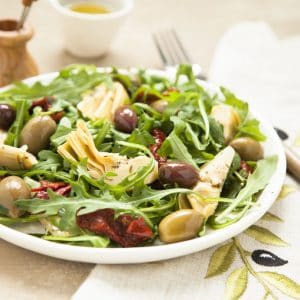 Salade roquette tomates séchées artichaut et olives