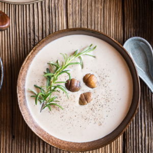 Visuel d'une soupe détox Velouté de châtaignes au céleri-rave par Tuttinutri LMP Santé