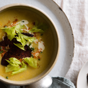 Visuel d'une soupe détox Potage de pois cassés au chorizo croustillant par Tuttinutri LMP Santé