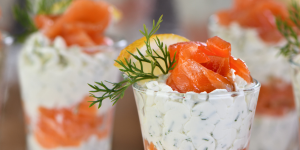 Verrine saumon fromage blanc aneth, une des 12 idées de recettes pour un Noël léger mais gourmand
