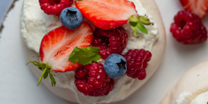 Pavlova légère aux fruits rouges : idées recettes pour un Noël léger mais gourmand