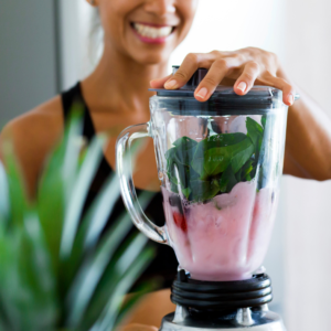 préparation d'un smoothie détox au blender