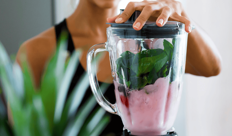 préparation d'un smoothie détox au blender